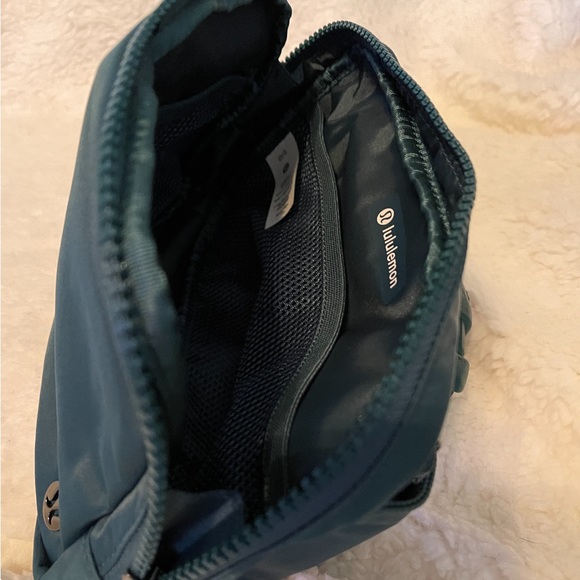 Lululemon large everywhere belt bag GREEN OR NAVY - Picture 6 of 9